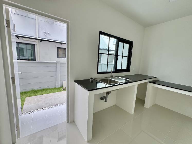 House with Shared Pool in Bangnatrad 